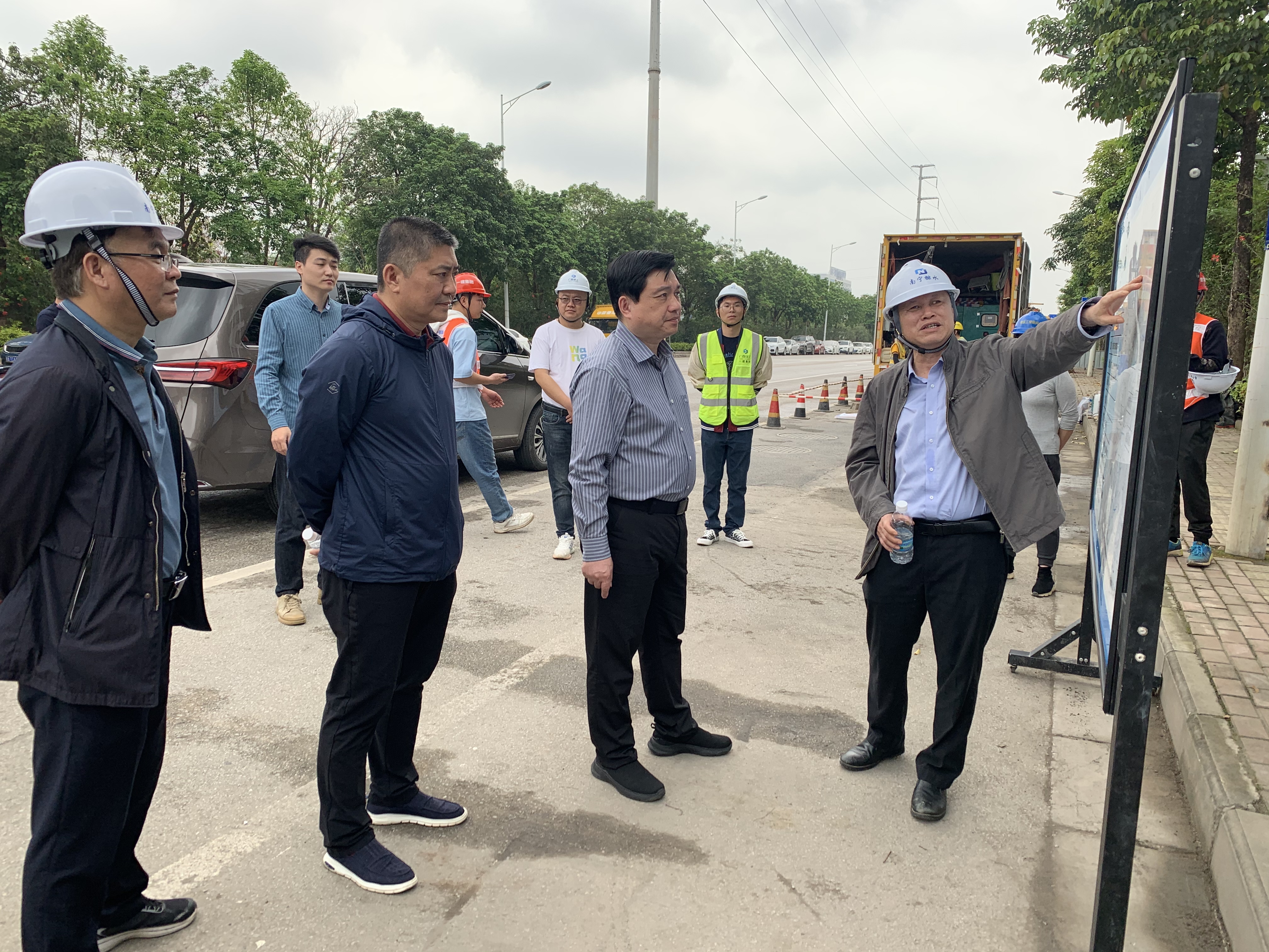 南寧市委常委、政法委書記黃寧到南寧市雨污水管網(wǎng)改造項(xiàng)目第六期工程開展調(diào)研工作