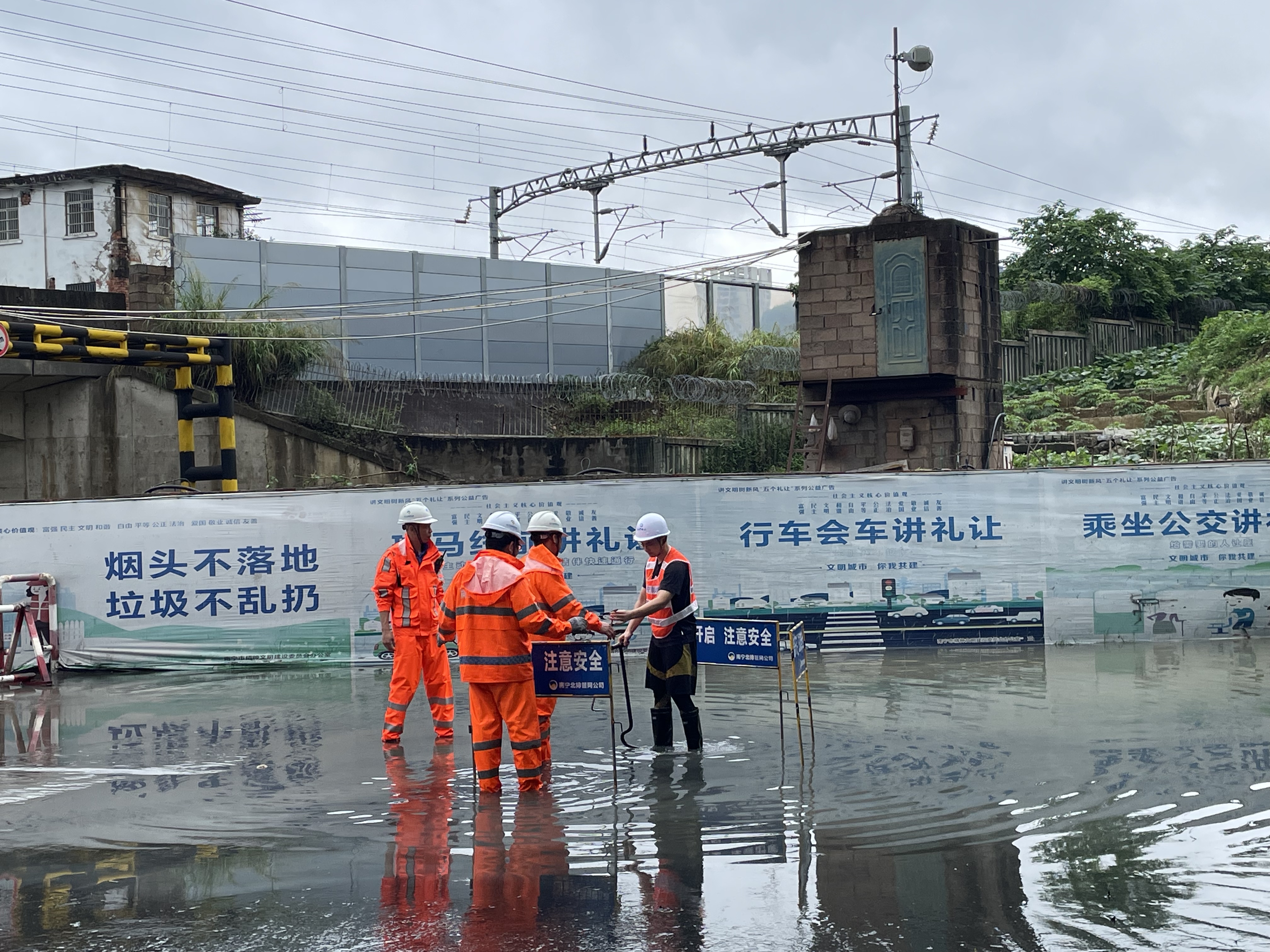 積極應(yīng)對強(qiáng)降雨，市排水公司連夜出擊排水搶險(xiǎn)